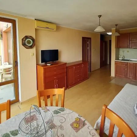 Central Nessebar Beach Apartment Апартамент *
